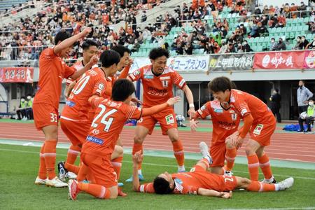 　後半、先制点を決め、ＤＦ森脇良太（中央）を中心にゴールパフォーマンスを見せる