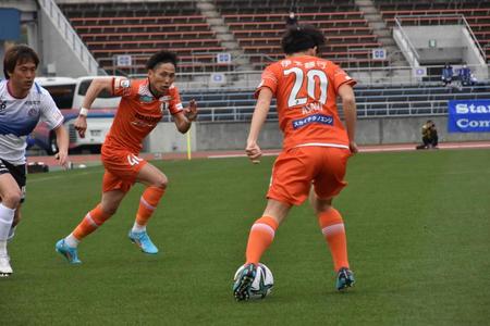 　前半、攻め上がる愛媛ＤＦ森脇良太