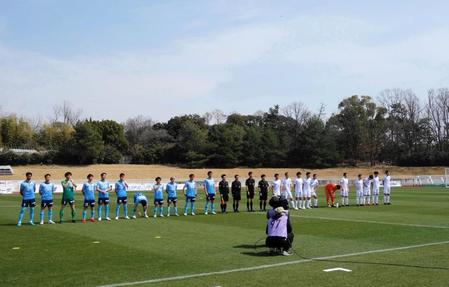 　試合前、整列するＦＣ大阪とクリアソン新宿の先発メンバー