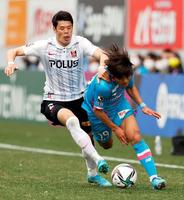 　前半、競り合う浦和・酒井（左）と鳥栖・岩崎