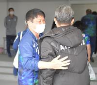 　試合後、鈴鹿・三浦知良（右）をねぎらう武田修宏氏（撮影・高部洋祐）