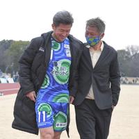 　試合後、談笑する鈴鹿・三浦知良（左）と三浦泰年監督（撮影・高部洋祐）