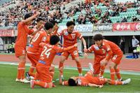 　後半、先制点を決め、ＤＦ森脇良太（中央）を中心にゴールパフォーマンスを見せる