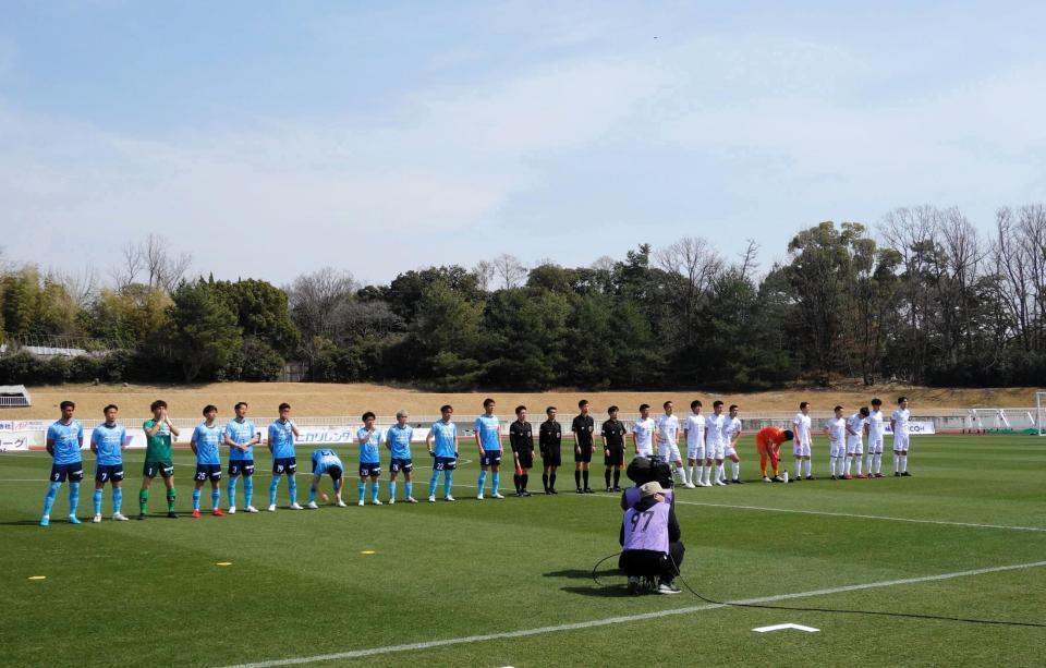 　試合前、整列するＦＣ大阪とクリアソン新宿の先発メンバー