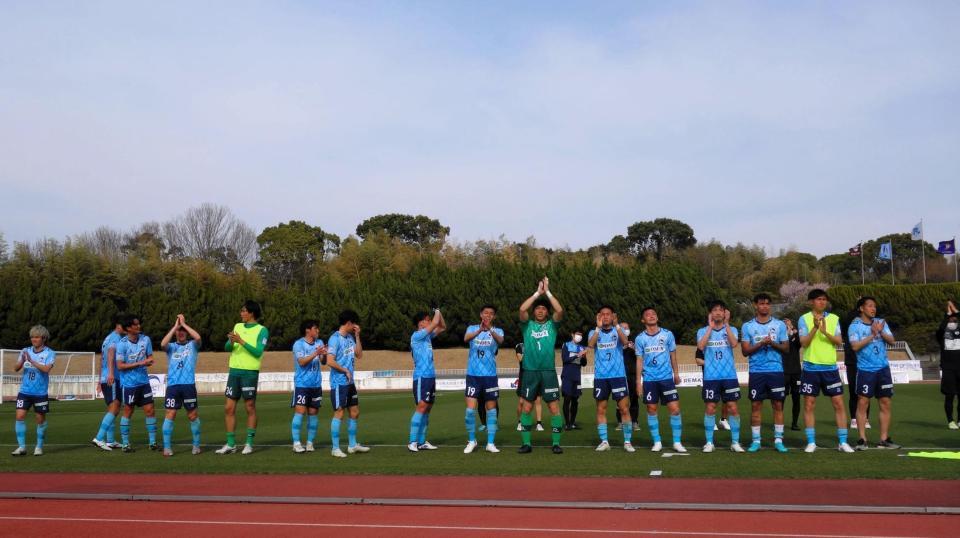 　開幕戦を勝利で飾りサポーターと喜びを分かち合うＦＣ大阪の選手たち