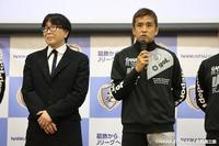 　あいさつする高橋陽一氏と稲本