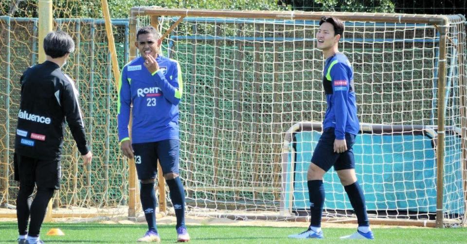 　Ｇ大阪に合流したＭＦダワン（中央）とＤＦ権敬源（ガンバ大阪提供）