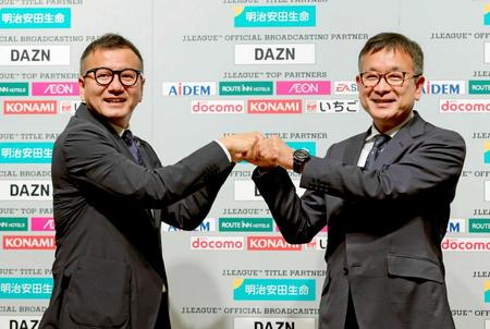 　記念撮影するＪリーグ６代目チェアマンの野々村芳和氏（左）と退任の村井満氏（代表撮影）