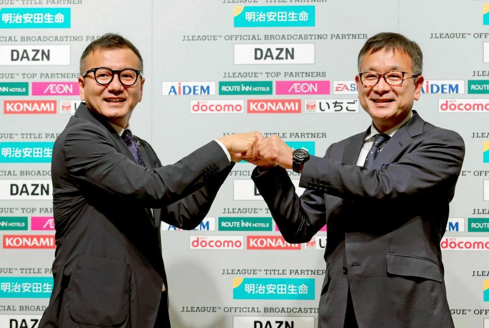 　記念撮影するＪリーグ６代目チェアマンの野々村芳和氏（左）と退任の村井満氏（代表撮影）