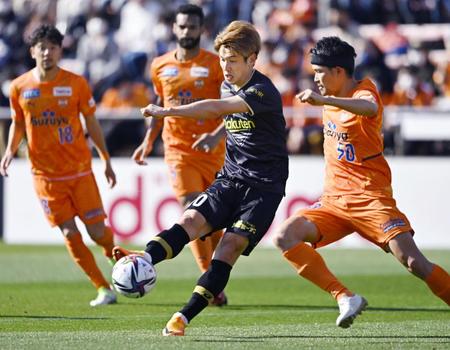 　後半、ゴールを狙う神戸・大迫（右から２人目）