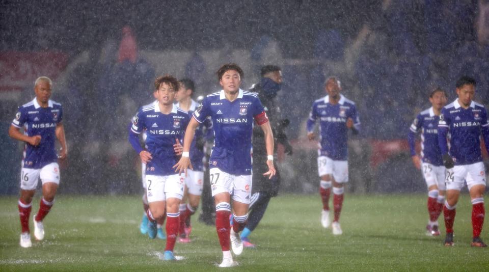 　鳥栖と引き分け、あいさつに向かう横浜Ｍイレブン