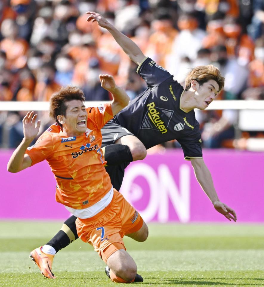 　前半、競り合う清水・片山（左）と神戸・大迫