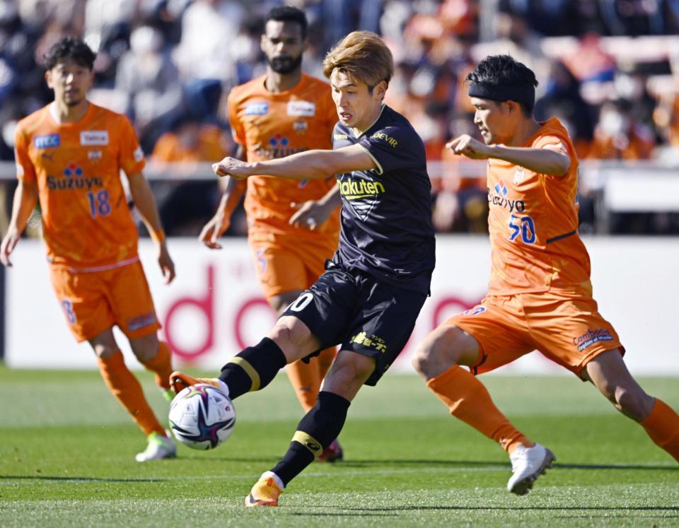 　後半、ゴールを狙う神戸・大迫（右から２人目）