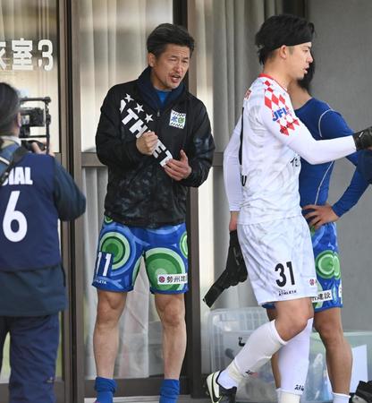 　前半４５分でで交代し、後半のピッチに立つイレブンを鼓舞する鈴鹿・三浦（撮影・高石航平）