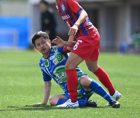 　前半、パスを出す鈴鹿・三浦（撮影・高石航平）