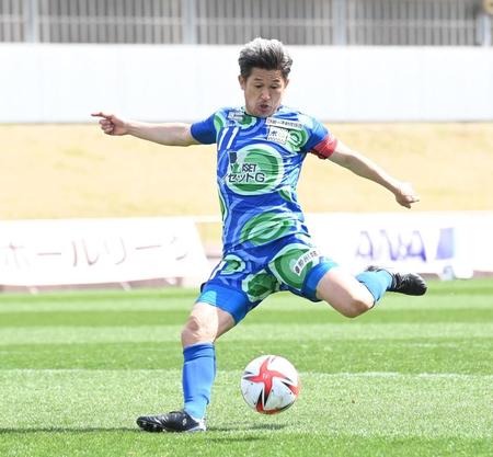 　前半、シュートを放つ鈴鹿・三浦（撮影・高石航平）