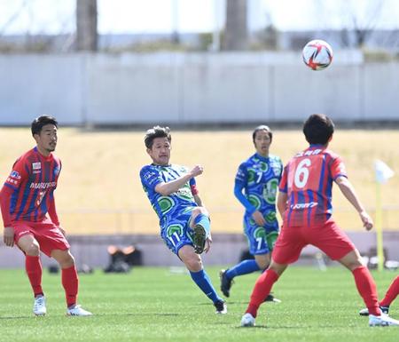 前半、縦にパスを出す鈴鹿・三浦知良＝名古屋市港サッカー場（撮影・高石航平）