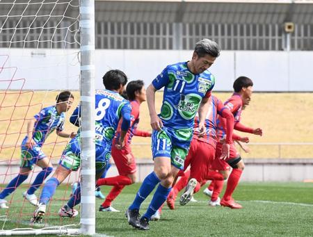 　前半、好機を逃し悔しそうに守備に戻る鈴鹿・三浦知良（撮影・高石航平）