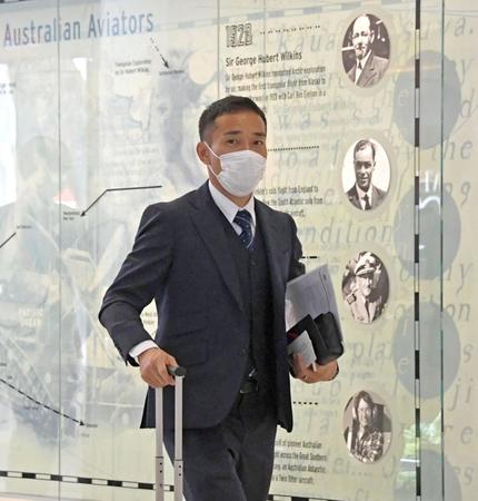 シドニーに到着した長友（撮影・棚橋慶太）