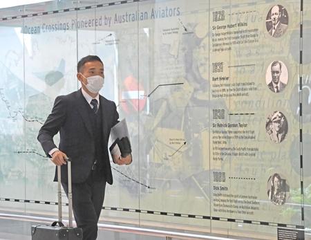 シドニーに到着した長友佑都（撮影・棚橋慶太）