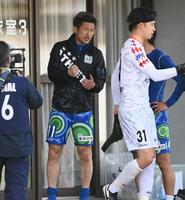 　前半４５分でで交代し、後半のピッチに立つイレブンを鼓舞する鈴鹿・三浦（撮影・高石航平）