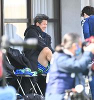 後半、ベンチで足の状態を気にする鈴鹿・三浦知良＝名古屋市港サッカー場（撮影・高石航平）