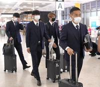 シドニーに到着した長友（右端）ら日本代表イレブン（撮影・棚橋慶太）