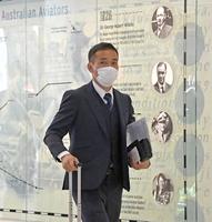 シドニーに到着した長友（撮影・棚橋慶太）