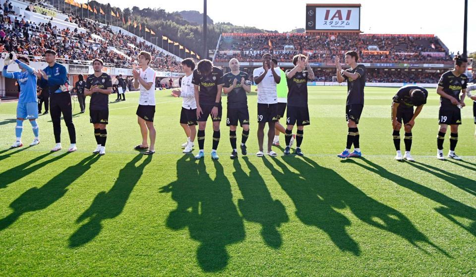 　あいさつする大迫（中央）ら