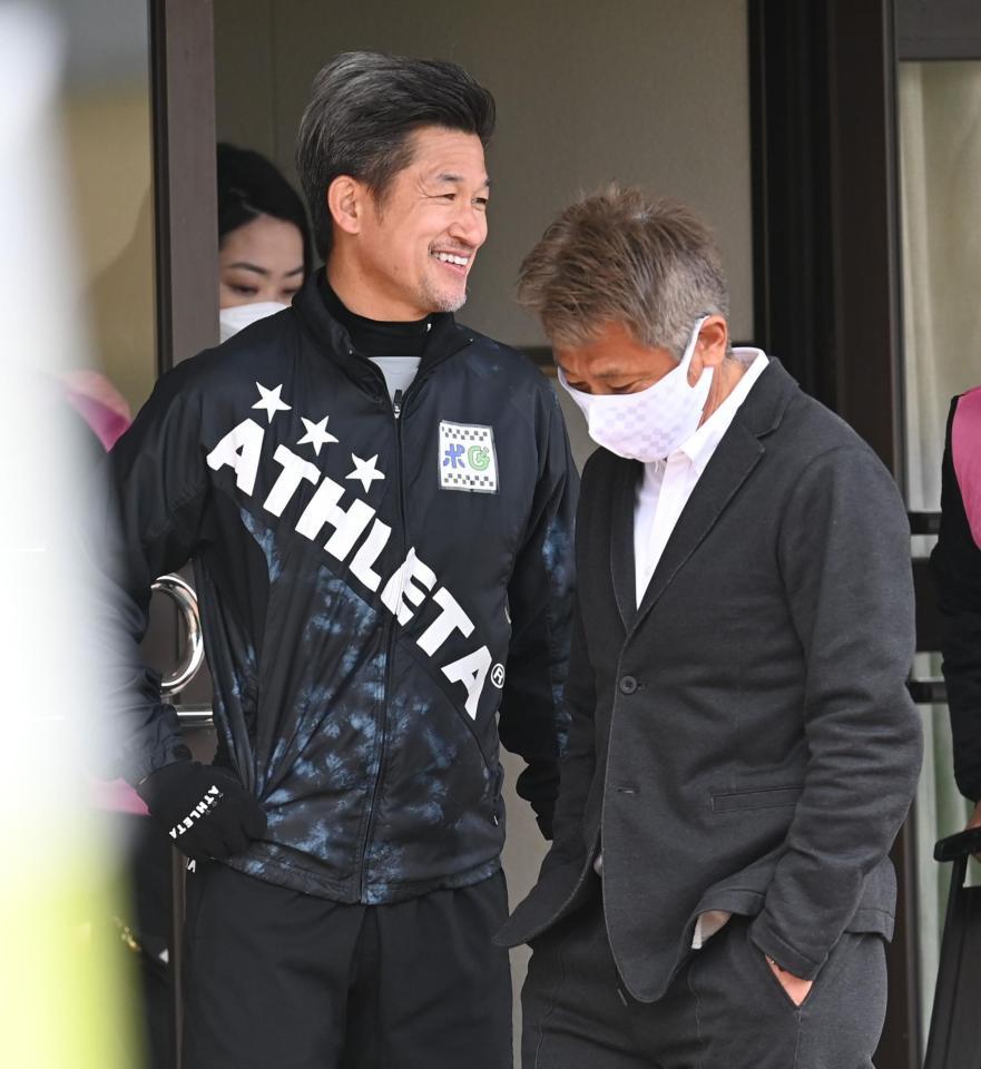 　三浦泰年監督と言葉を交わす三浦知良（撮影・高石航平）