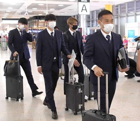 　シドニーに到着した長友（右端）ら日本代表イレブン（撮影・棚橋慶太）