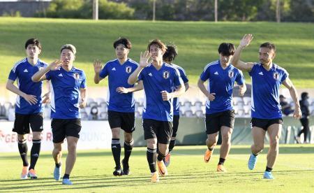 　オーストラリア戦に向けた練習で、手を振る長友（右端）、浅野（左から２人目）ら＝シドニー郊外（共同）　