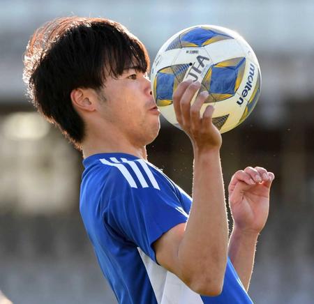 　ボールを胸でトラップする三苫