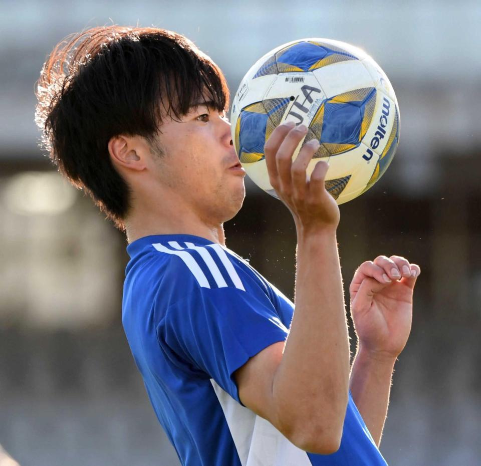 　ボールを胸でトラップする三苫