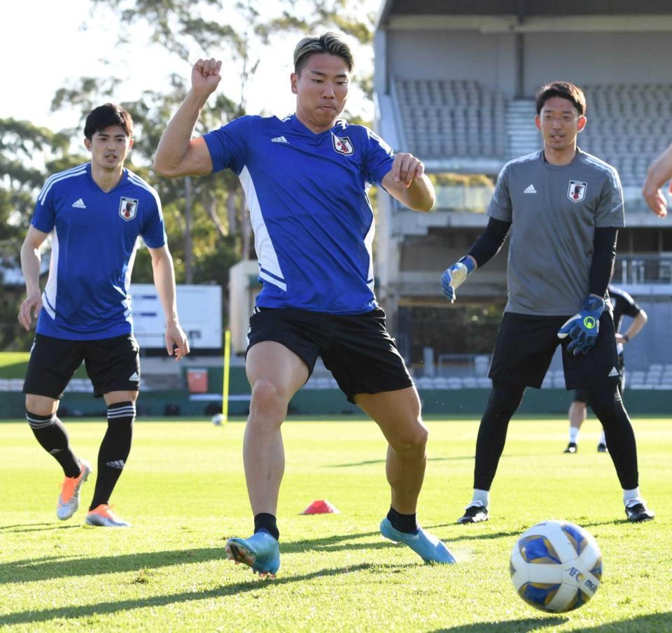 　パス回しの練習でボールを追いかける浅野（中央）＝撮影・棚橋慶太