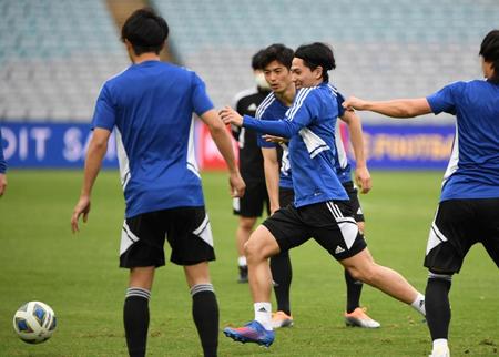 　懸命にボールを追いかける南野拓実（撮影・棚橋慶太）