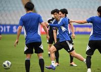 　懸命にボールを追いかける南野拓実（撮影・棚橋慶太）