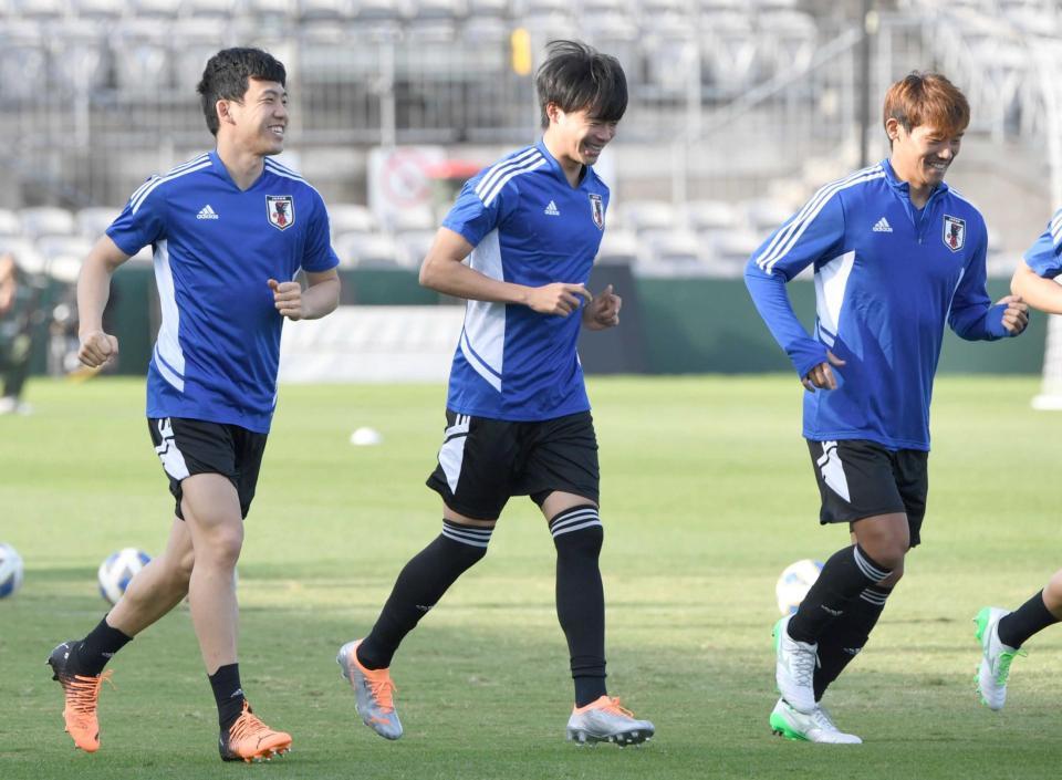 　ランニングする（左から）遠藤、三笘、守田（撮影・棚橋慶太）