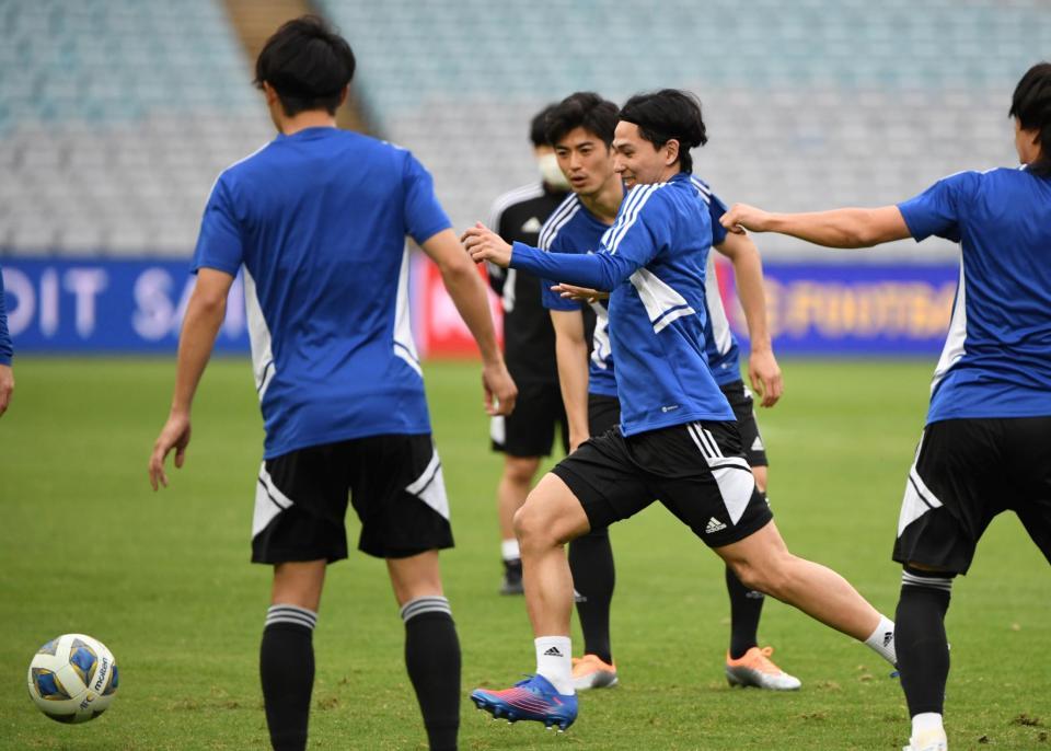 　懸命にボールを追いかける南野拓実（撮影・棚橋慶太）