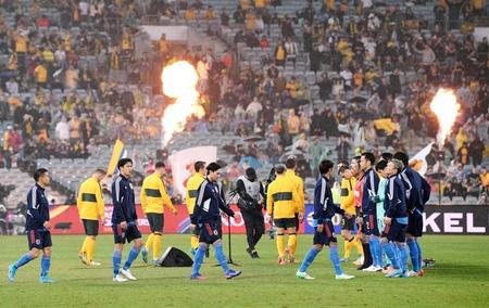 オーストラリア戦に臨む日本代表イレブン＝シドニー（共同）