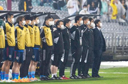 オーストラリア戦に臨む森保監督（右端）ら＝シドニー（共同）