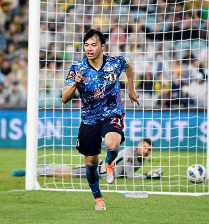 後半、先制ゴールを決め駆けだす三笘＝シドニー（共同）