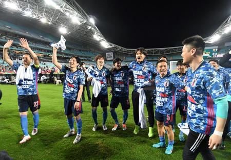 Ｗ杯を決めサポーターの前で歓喜する日本代表イレブン＝スタジアム・オーストラリア（撮影・棚橋慶太）