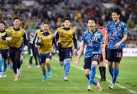 試合終了間際、自身２点目のゴールを決め、雄たけびを上げる三笘（右から２人目）＝共同