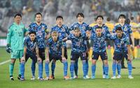 オーストラリア戦に臨む日本代表イレブン。（前列左から）南野、伊東、浅野、長友、守田、（後列左から）ＧＫ権田、吉田、遠藤航、板倉、山根、田中＝シドニー（共同）
