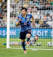 後半、先制ゴールを決め駆けだす三笘＝シドニー（共同）