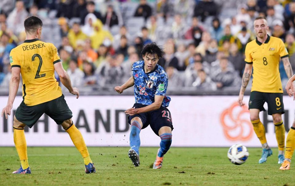 試合終了間際、自身２点目のゴールを決める三笘薫＝シドニー（共同）