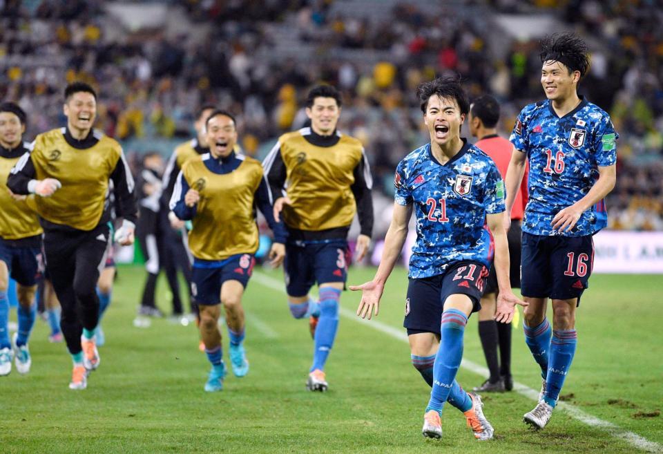 試合終了間際、自身２点目のゴールを決め、雄たけびを上げる三笘（右から２人目）＝共同