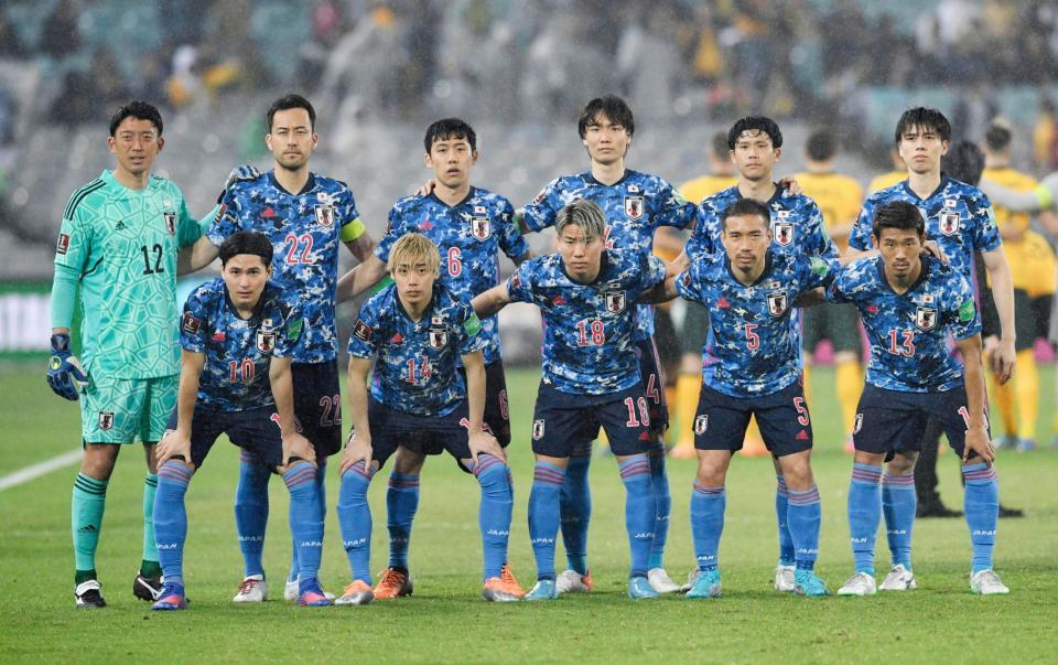 オーストラリア戦に臨む日本代表イレブン。（前列左から）南野、伊東、浅野、長友、守田、（後列左から）ＧＫ権田、吉田、遠藤航、板倉、山根、田中＝シドニー（共同）