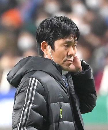 　ベトナムに引き分けて肩を落とす日本代表・森保監督（撮影・堀内翔）